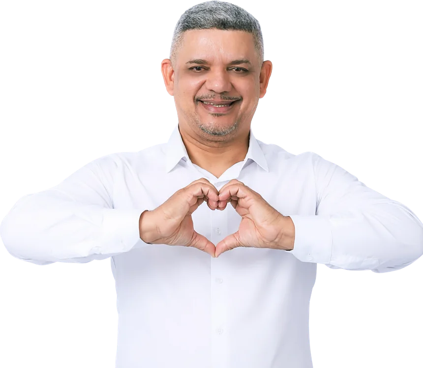 Veinho fazendo um coração com as mãos